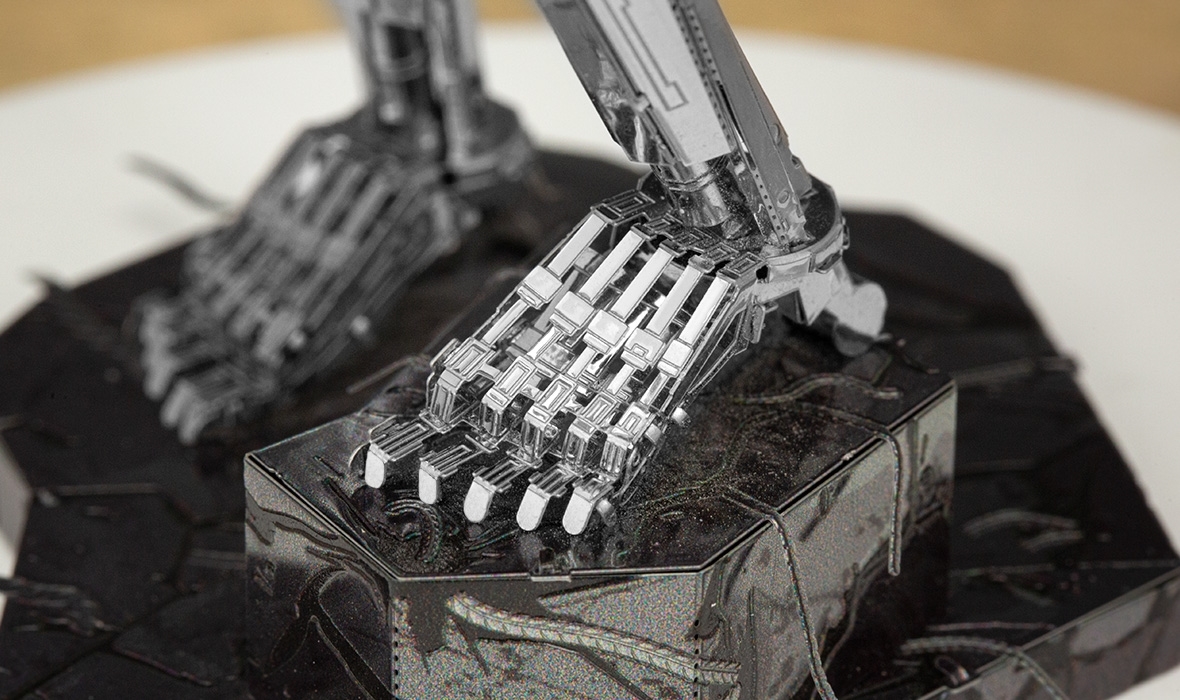 Details about   Fascinations Premium ICONX Terminator T-800 Endoskeleton Metal Earth Model Kit 